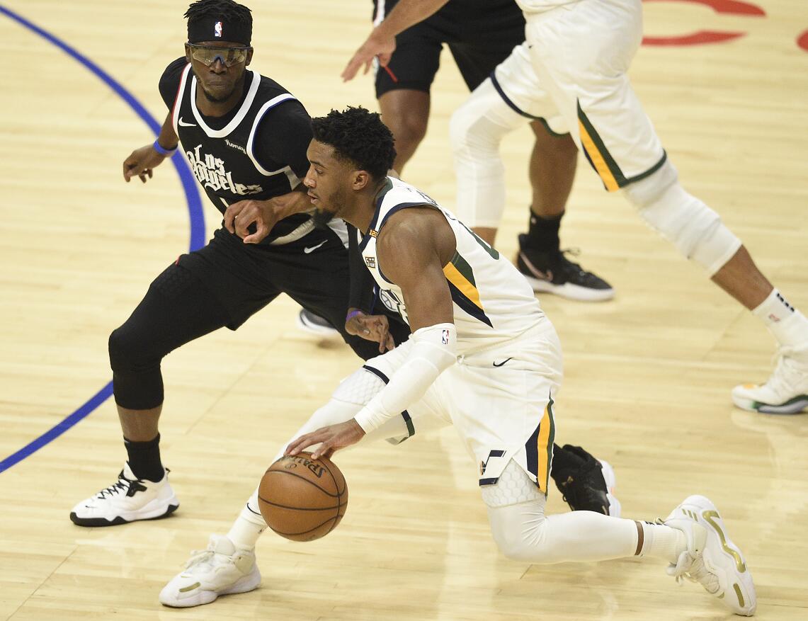 熊猫体育官方-爵士大胜马刺，米切尔三分球一箭定江山