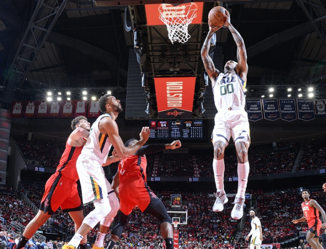 爵士大胜马刺，米切尔三分球一箭定江山