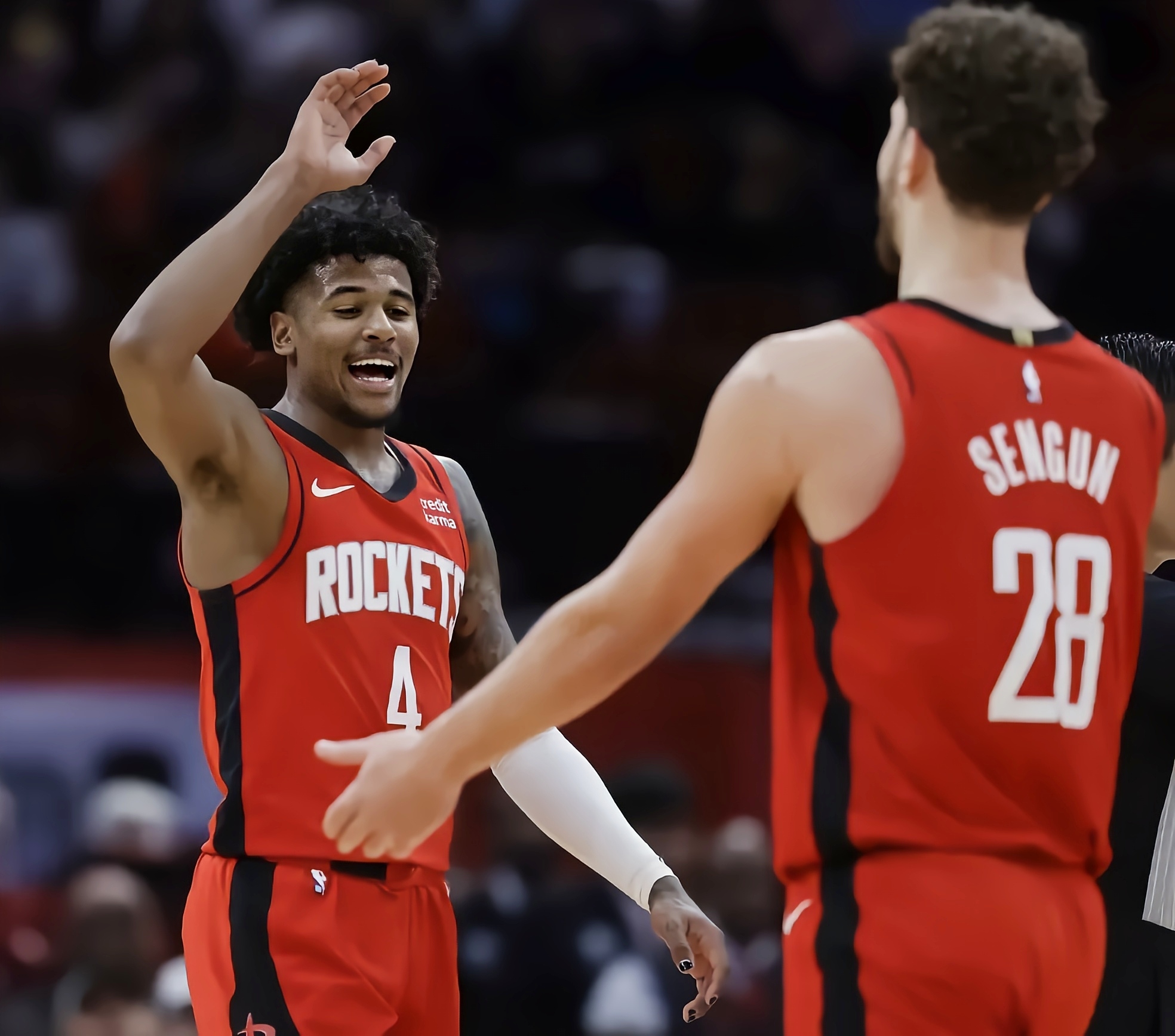 火箭主场击败马刺,保持领先优势 火箭主场击败马刺,保持领先优势