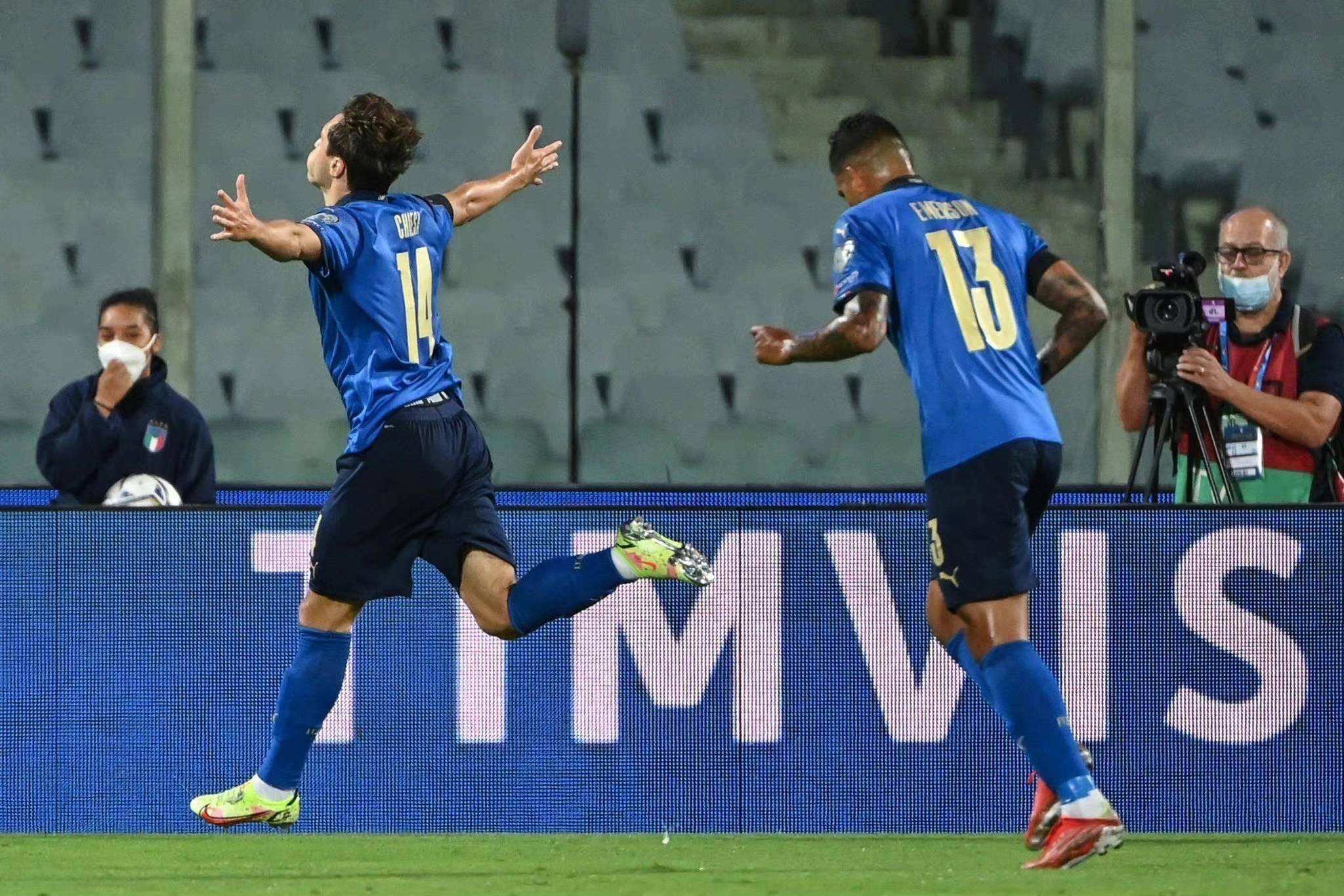 包含葡萄牙遭遇保加利亚逼平，小组出线悬念增加的词条