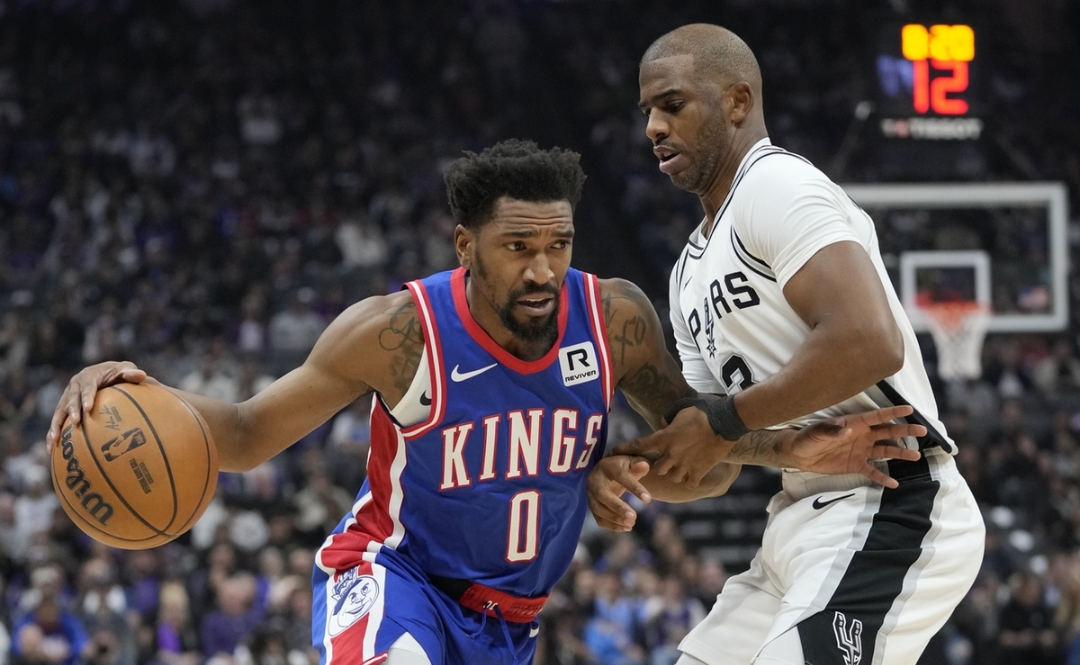 包含马刺鏖战公牛，伦纳德带队取胜的词条